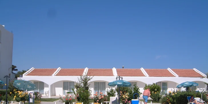 Letecky na Kypr: 7 nocí s polopenzí, hotel s vlastní pláží i bazénem