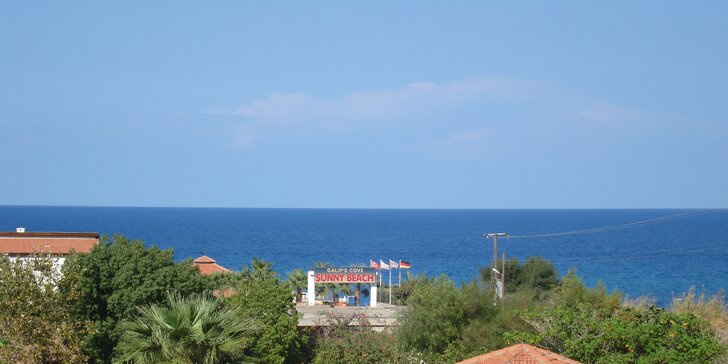 Letecky na Kypr: 7 nocí s polopenzí, hotel s vlastní pláží i bazénem