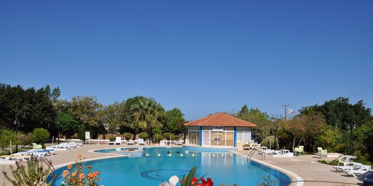 Letecky na Kypr: 7 nocí s polopenzí, hotel s vlastní pláží i bazénem