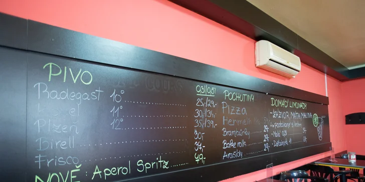 Burger s hovězím, dvojitou porcí masa, hermelínem nebo s BBQ a hranolky