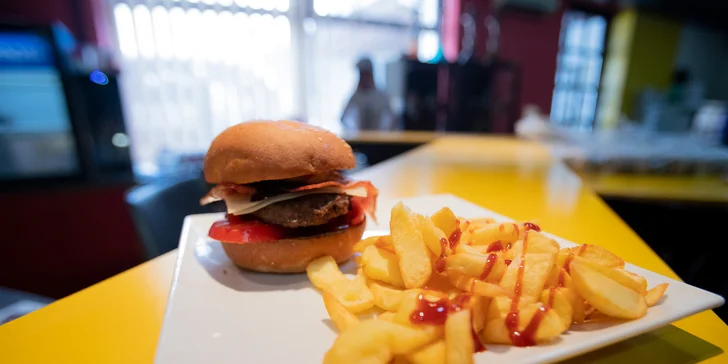 Burger s hovězím, dvojitou porcí masa, hermelínem nebo s BBQ a hranolky