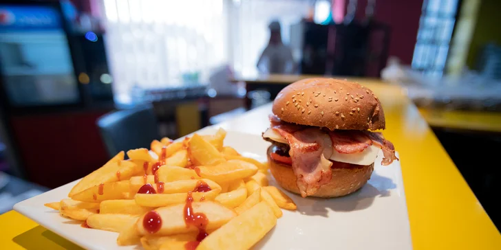 Burger s hovězím, dvojitou porcí masa, hermelínem nebo s BBQ a hranolky