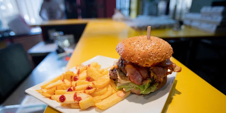 Burger s hovězím, dvojitou porcí masa, hermelínem nebo s BBQ a hranolky