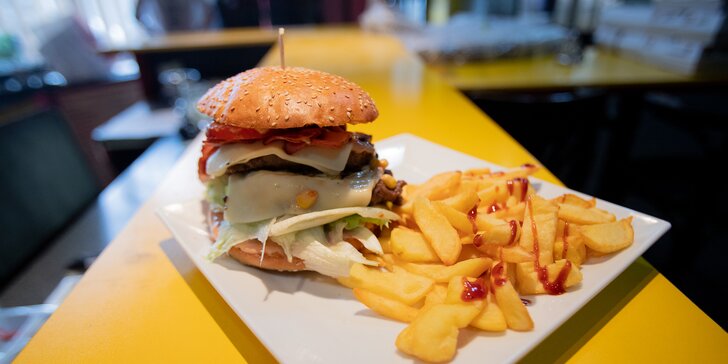 Burger s hovězím, dvojitou porcí masa, hermelínem nebo s BBQ a hranolky