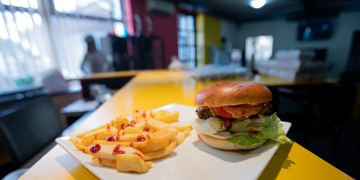 Burger s hovězím, dvojitou porcí masa, hermelínem nebo s BBQ a hranolky