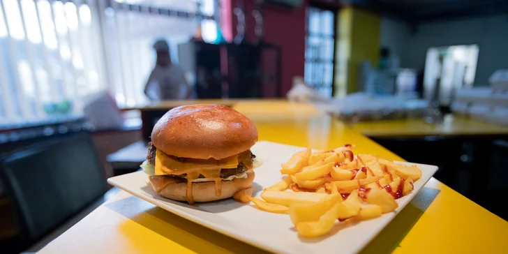 Burger s hovězím, dvojitou porcí masa, hermelínem nebo s BBQ a hranolky