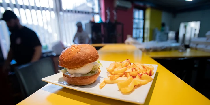 Burger s hovězím, dvojitou porcí masa, hermelínem nebo s BBQ a hranolky