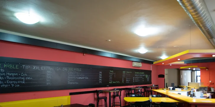 Burger s kuřecím masem, domácí hranolky a limonáda nebo Cinzano pro dva