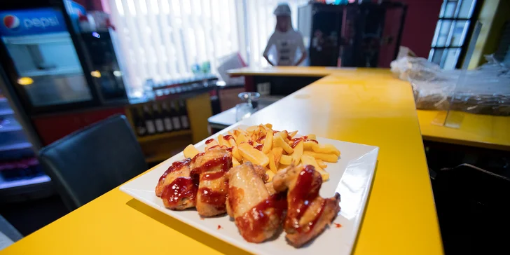 Kuřecí křídla s BBQ omáčkou i natural a příloha pro jednoho i pro partu