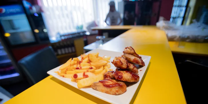 Kuřecí křídla s BBQ omáčkou i natural a příloha pro jednoho i pro partu