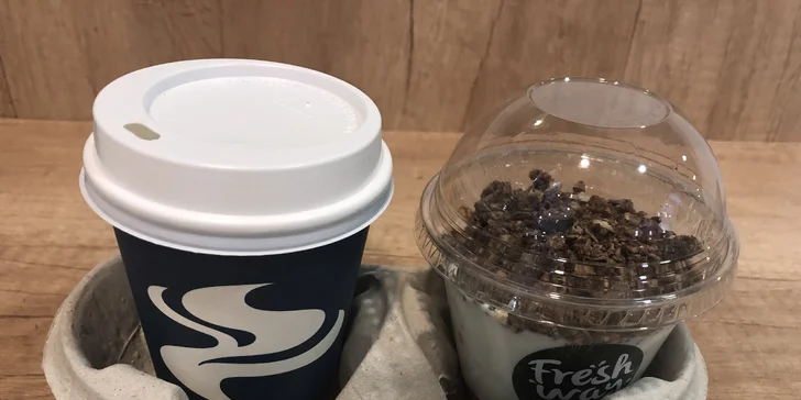Jogurtový dezert s ovocem a müsli a k tomu káva dle vlastního výběru
