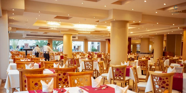 Bufetové stoly v hlavní restauraci se prohýbají pod tíhou dobrot od snídaně až po pozdní večeři. 