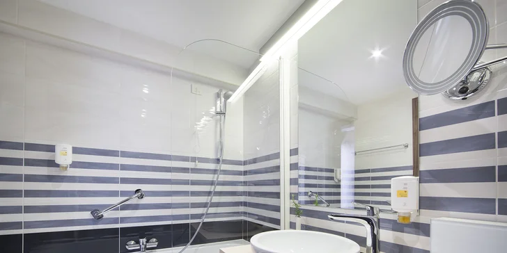 Superior nabídne manželskou postel (160 × 200 cm), možnost přistýlky, klimatizaci, koupelnu s WC a sprchou, TV a Wi-Fi připojení, balkon a výhled na moře.