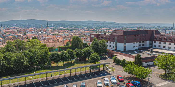 Hotel má vlastní parkoviště s nabíjecí stanicí pro elektromobily.