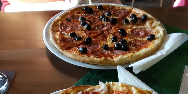 1–4 křupavé a nazdobené pizzy podle výběru na odnos s sebou