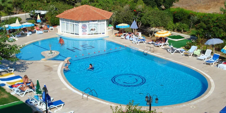 Letecky na Kypr: 7 nocí s polopenzí, hotel s vlastní pláží i bazénem