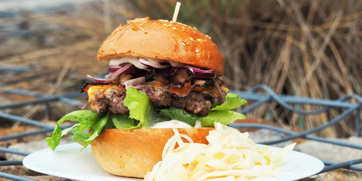 Burger ve Freaky burgers: výběr z 5 druhů, hranolky a coleslaw nebo nápoj