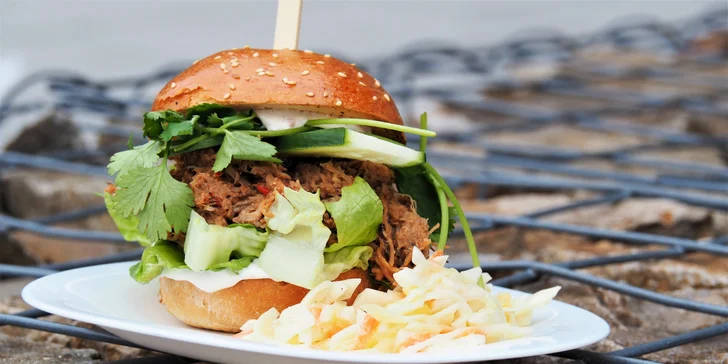 Burger ve Freaky burgers: výběr z 5 druhů, hranolky a coleslaw nebo nápoj