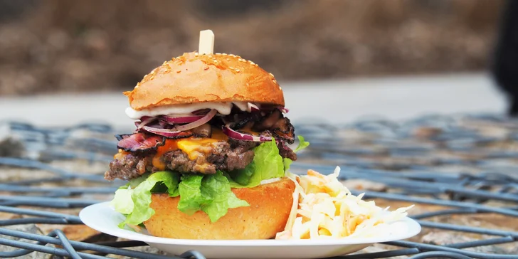 Burger ve Freaky burgers: výběr z 5 druhů, hranolky a coleslaw nebo nápoj