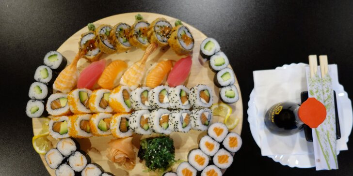 Asijská restaurace: 30 až 60 ks sushi s wasabi, zázvorem a sushi salátem