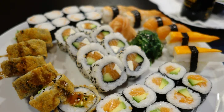 Asijská restaurace: 36 nebo 60 ks sushi s wasabi, zázvorem a sushi salátem