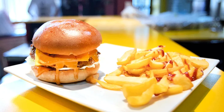 Burger s hovězím, dvojitou porcí masa, hermelínem nebo s BBQ a hranolky