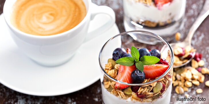 Jogurtový dezert s ovocem a müsli a k tomu káva dle vlastního výběru