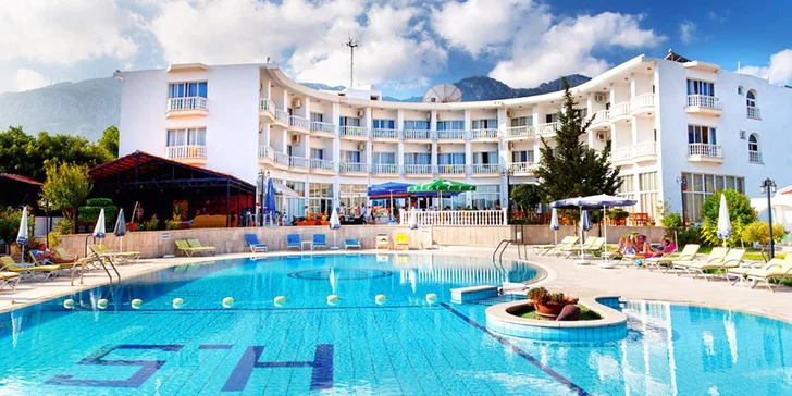 Letecky na Kypr: 7 nocí s polopenzí, hotel s vlastní pláží i bazénem