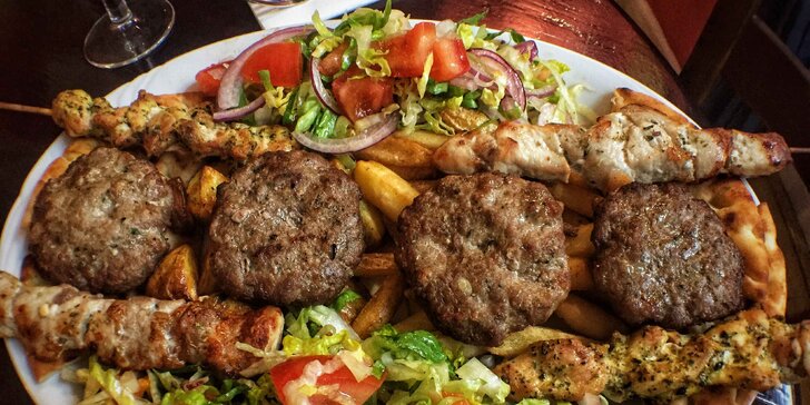 Řecká mísa plná souvlaki a biftečků s brambory, hranolky i salátem pro 2 os.