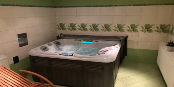 Aktivní odpočinek: pobyt s polopenzí a privátním wellness přímo pod hradem Trosky