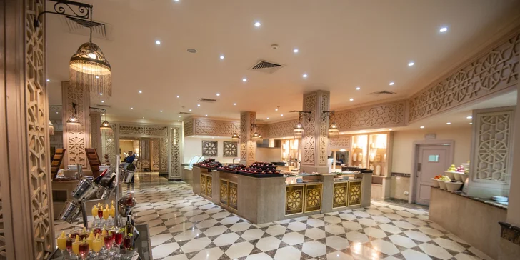 V hotelovém lobby baru jsou nealko nápoje k dispozici 24 hodin denně, místní alkohol od 10:00 do 24:00. 