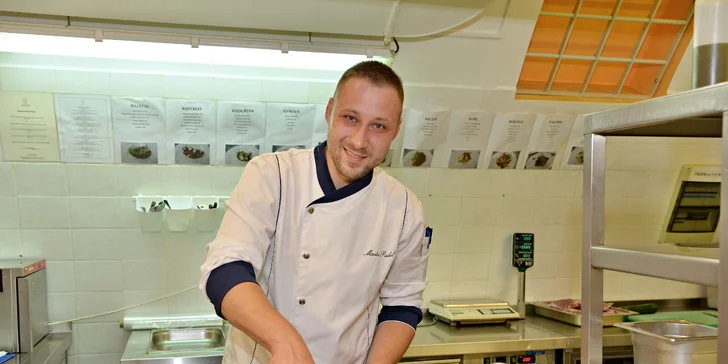 V hotelovej reštaurácii kraľuje šéfkuchár Martin Pudil, ktorý je držiteľom mnohých ocenení a členom národného tímu kuchárov a cukrárov ČR.