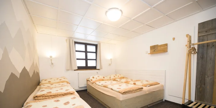 Ubytujete se ve dvoulůžkových, třílůžkových, čtyřlůžkových pokojích nebo v rodinných pokojích až pro 6 osob.