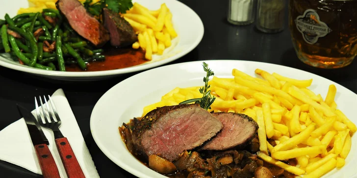 Vyzrálý hovězí chuck tender steak a hranolky v centru Brna pro 1 i 2 osoby