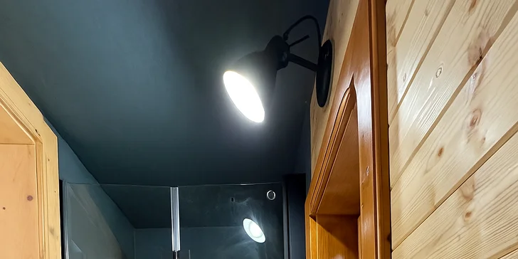 Súčasťou chalúpky je kúpeľňa so sprchovacím kútom.