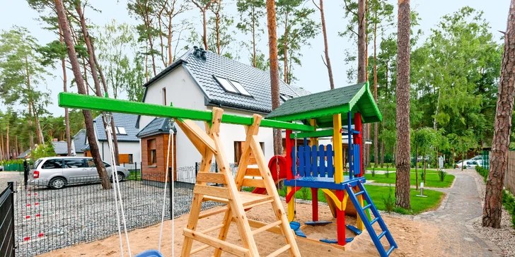 Pred apartmánmi nájdete malé, ale vybavené detské ihrisko.