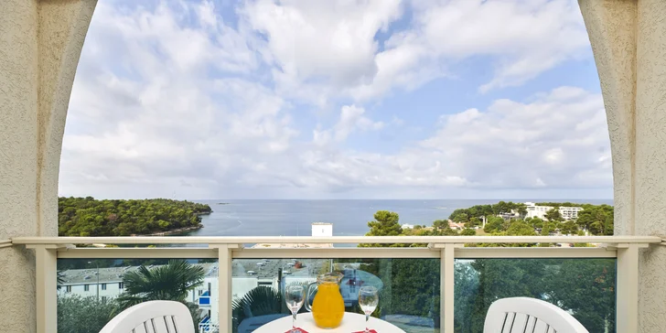 Některé pokoje mají balkon.