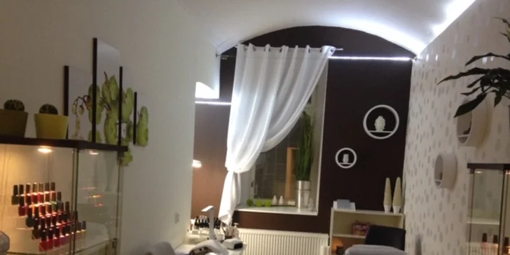Dopřejte svým rukám péči: Manikúra i s možností lakování Shellacem