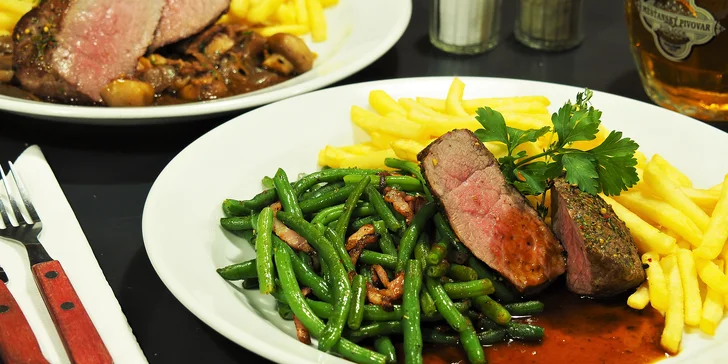 Vyzrálý hovězí chuck tender steak a hranolky v centru Brna pro 1 i 2 osoby