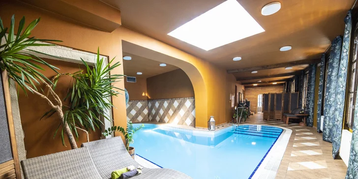 Navíc můžete využít neomezený vstup do bazénu v sesterském hotelu Růže. 