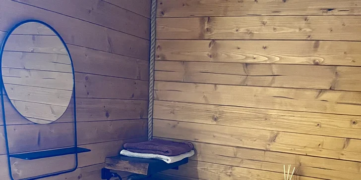 Komfort v chatke dopĺňa kúpeľňa s toaletou. Sprchový kút nájdete v zadnej časti sauny.