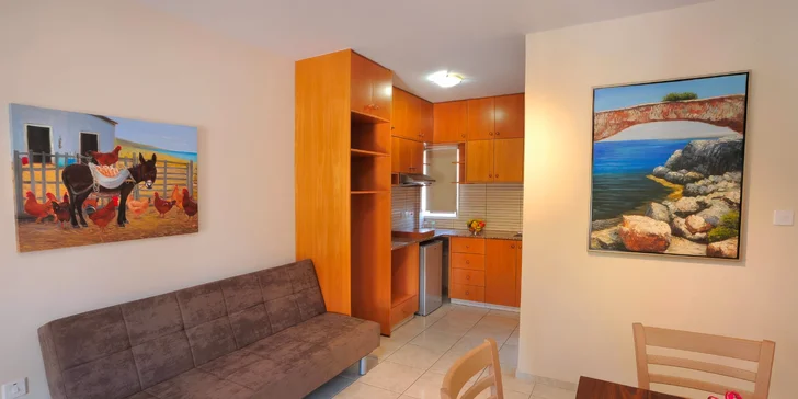 Na výběr máte dvoulůžkový pokoj s výhledem na bazén (18 m²), pokoj Deluxe (22 m²) nebo rodinný pokoj pro čtyři osoby. 