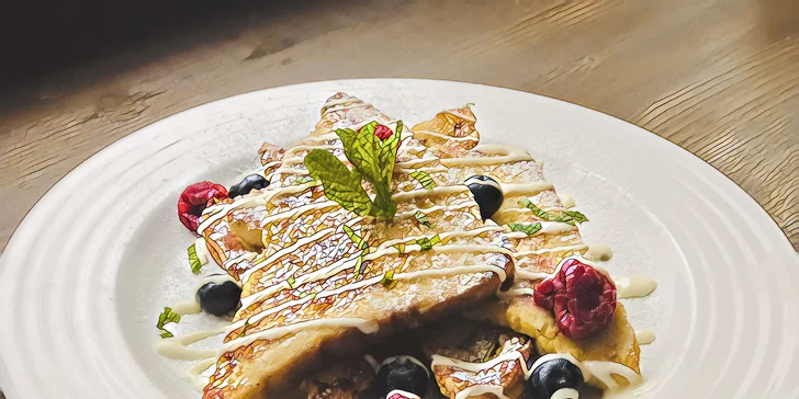 Valentýnská snídaně pro 2: French toast s bílou čokoládou a ovocem i káva
