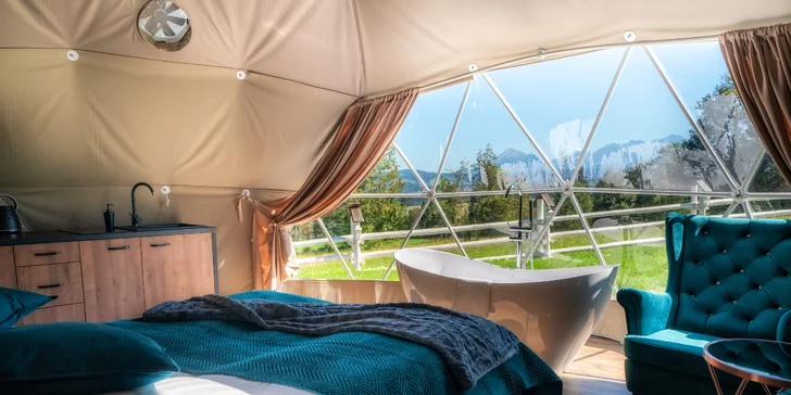 Napokon výhľad na okolitý les a Tatry je skvelou čerešničkou tohto netradičného, no zaujímavého konceptu ubytovania.