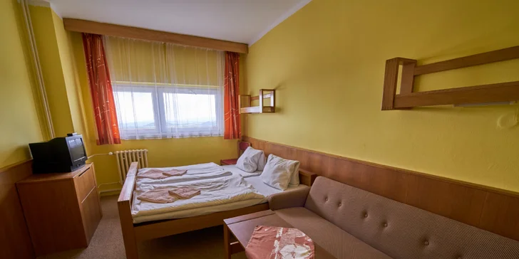 Má vlastní sociální zařízení a také televizi se satelitním příjmem.