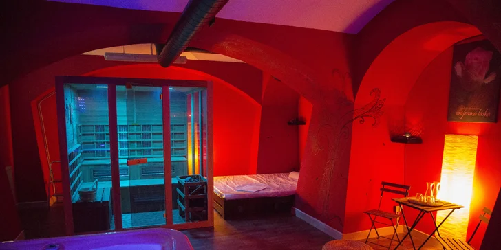 Ve wellness je vířivá vana a sauna. 