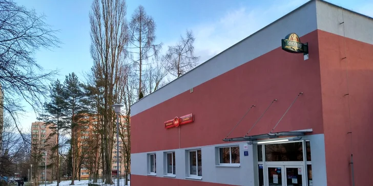 Krůtí nebo hovězí burger, omáčka, hranolky a pivo pro 1 i 2 osoby