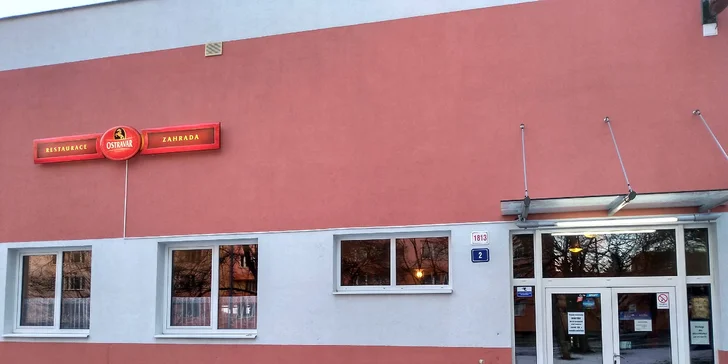 Krůtí nebo hovězí burger, omáčka, hranolky a pivo pro 1 i 2 osoby