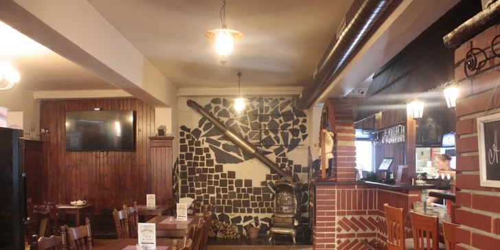 Krůtí nebo hovězí burger, omáčka, hranolky a pivo pro 1 i 2 osoby