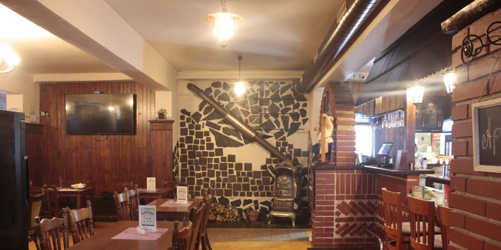 Krůtí nebo hovězí burger, omáčka, hranolky a pivo pro 1 i 2 osoby